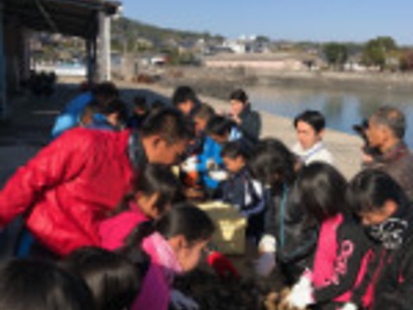 地元小学生と竹崎かき生産体験授業の画像